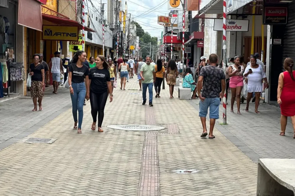 comércio de Feira de Santana registra movimentação na véspera do feriado de Tiradentes