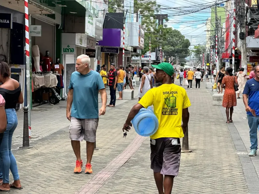 comércio de Feira de Santana registra movimentação na véspera do feriado de Tiradentes