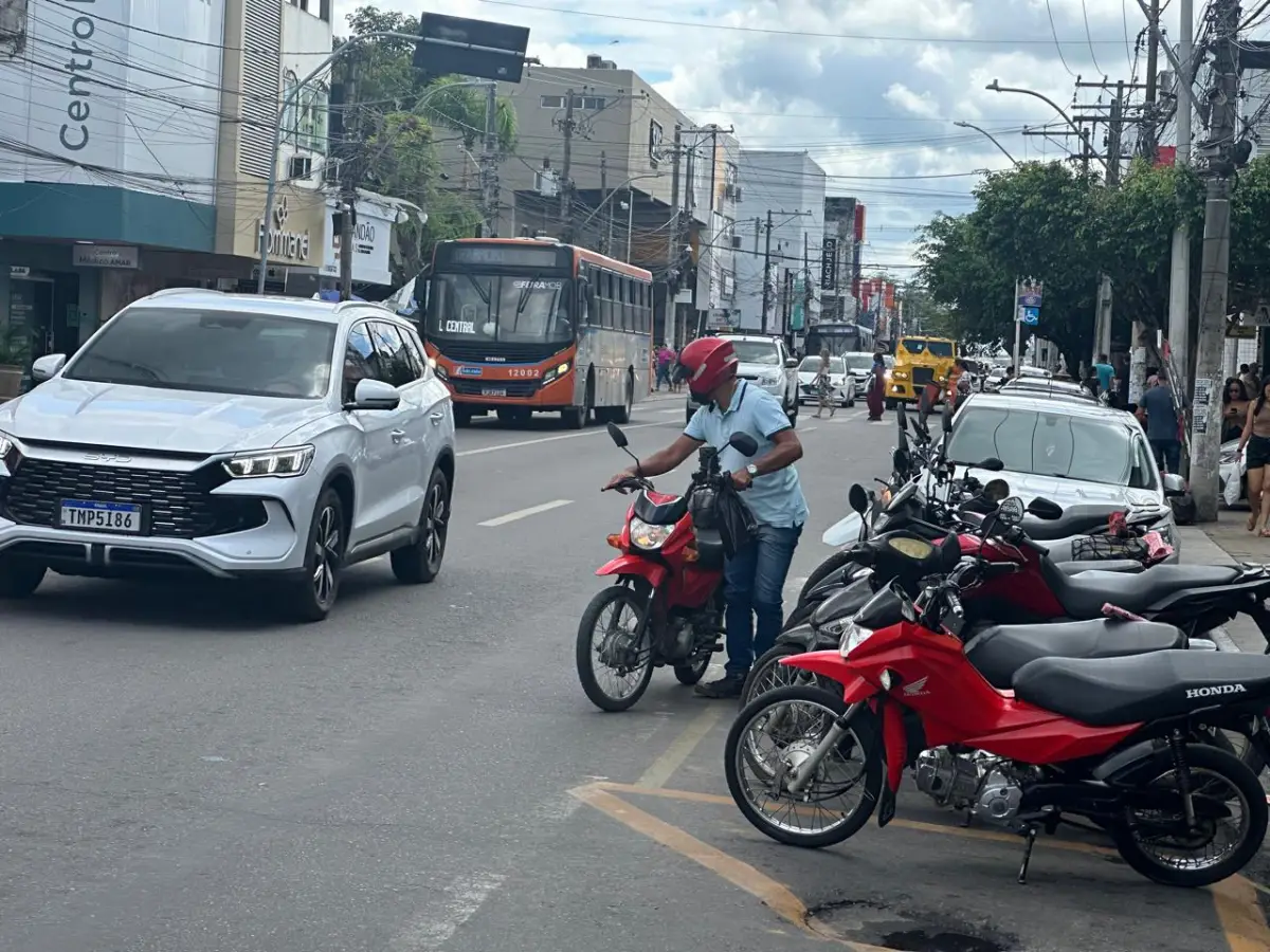 comércio de Feira de Santana registra movimentação na véspera do feriado de Tiradentes