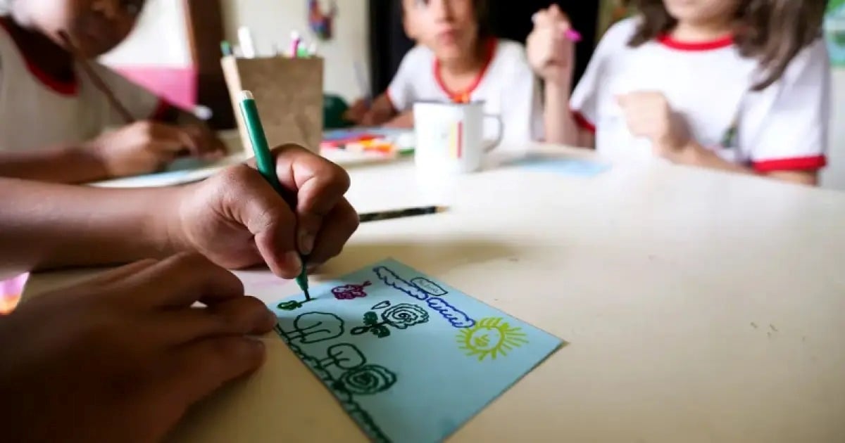 criança desenhando na escola
