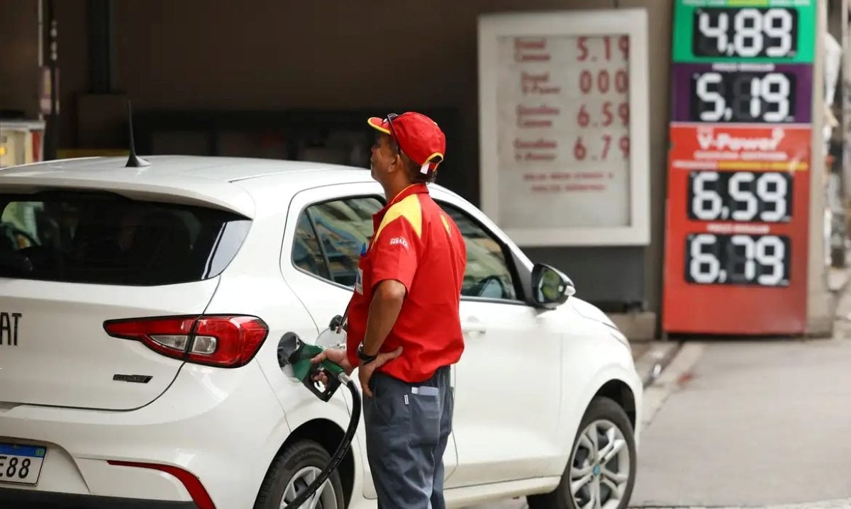 frentista no posto de combustível