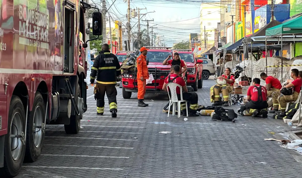 Bombeiros trabalham no rescaldo após incêndio atingir loja das Casas Bahia em Feira de Santana