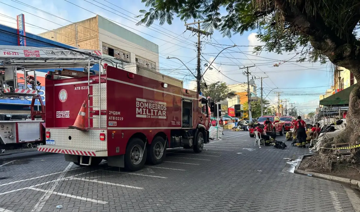 Bombeiros trabalham no rescaldo após incêndio atingir loja das Casas Bahia em Feira de Santana
