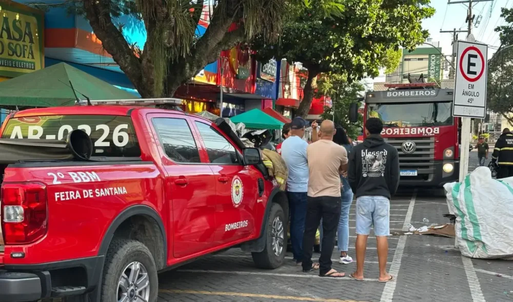 Bombeiros trabalham no rescaldo após incêndio atingir loja das Casas Bahia em Feira de Santana