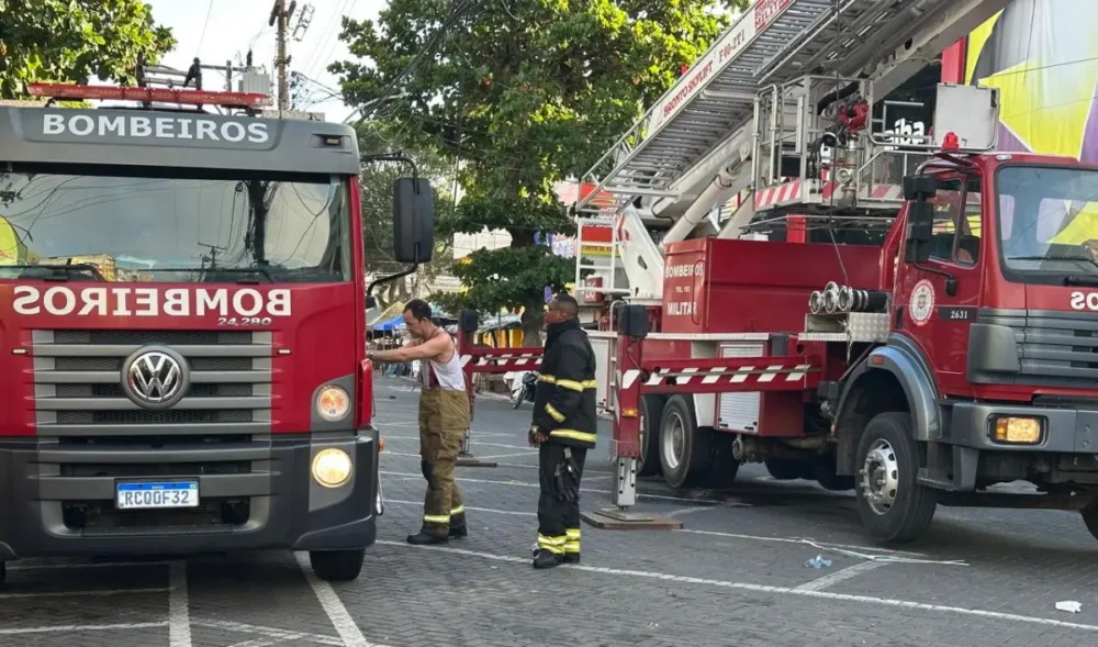 Bombeiros trabalham no rescaldo após incêndio atingir loja das Casas Bahia em Feira de Santana