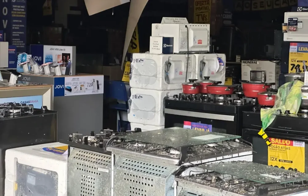Bombeiros trabalham no rescaldo após incêndio atingir loja das Casas Bahia em Feira de Santana