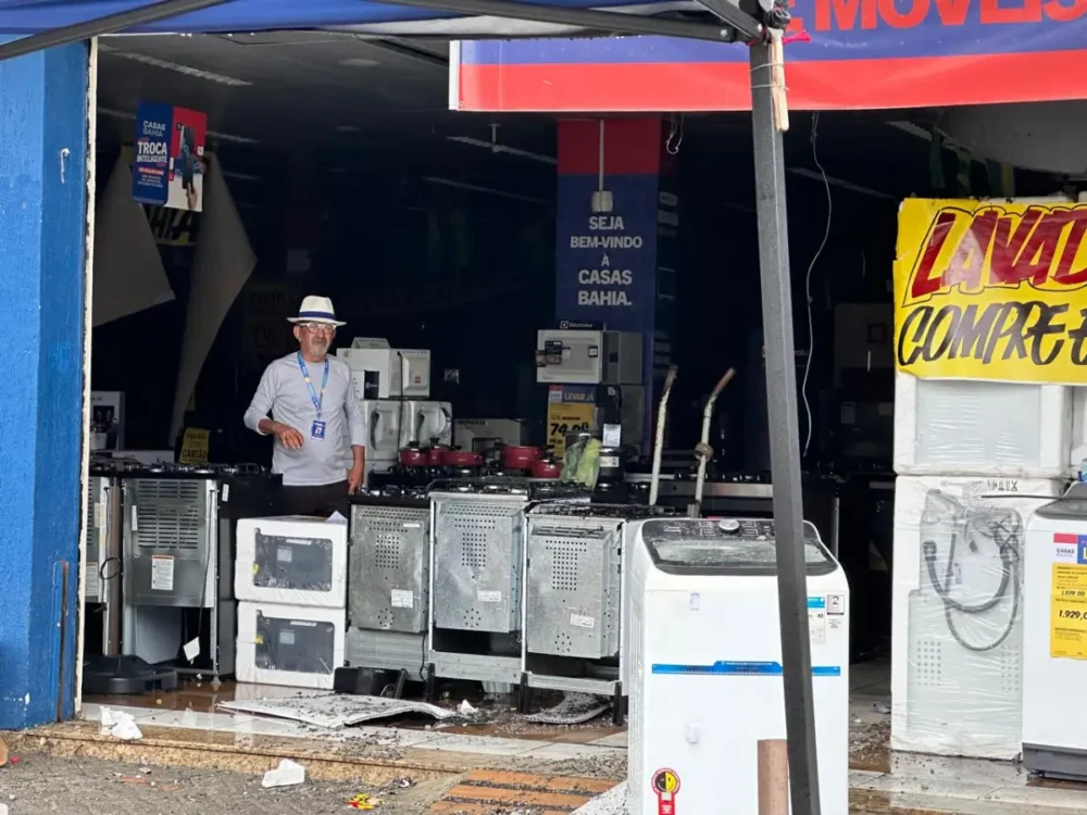 Bombeiros trabalham no rescaldo após incêndio atingir loja das Casas Bahia em Feira de Santana