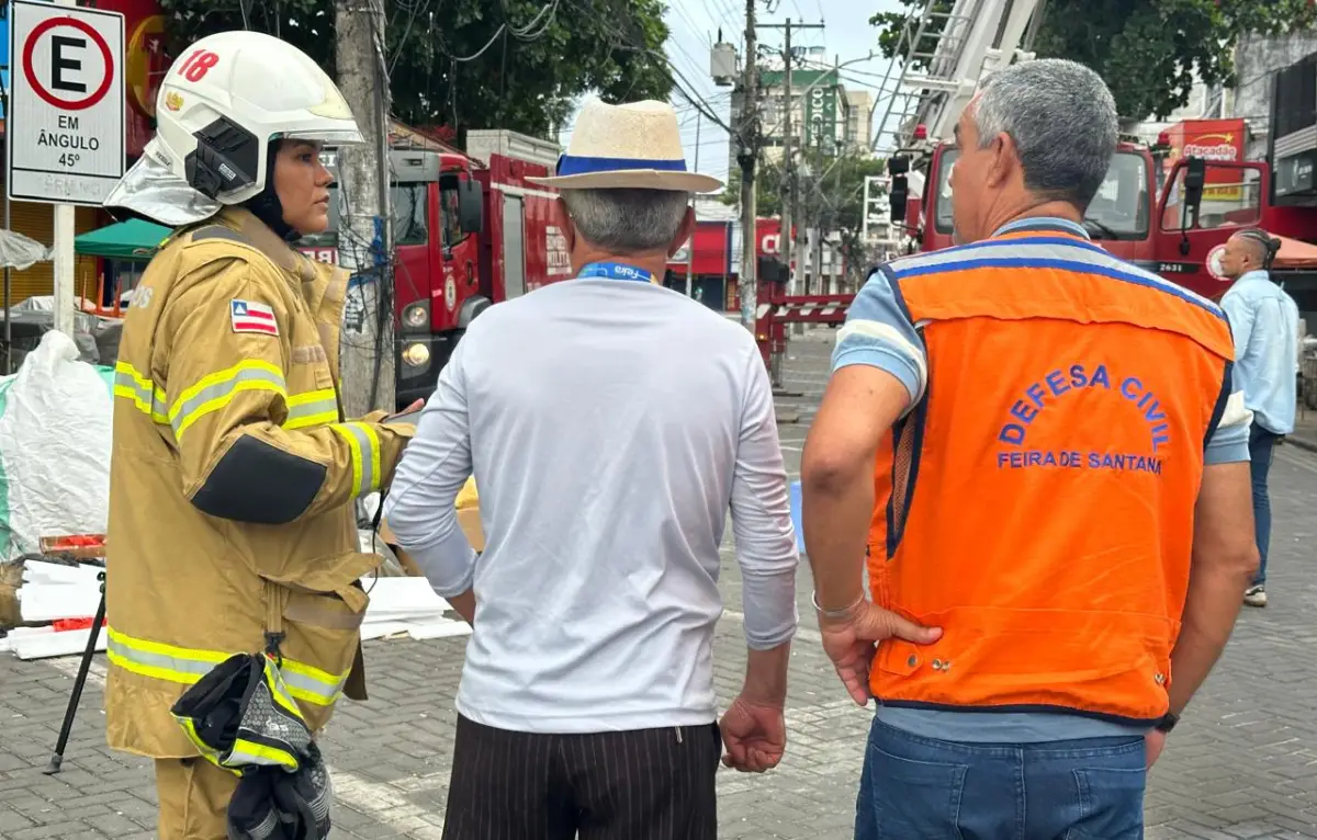 Bombeiros trabalham no rescaldo após incêndio atingir loja das Casas Bahia em Feira de Santana