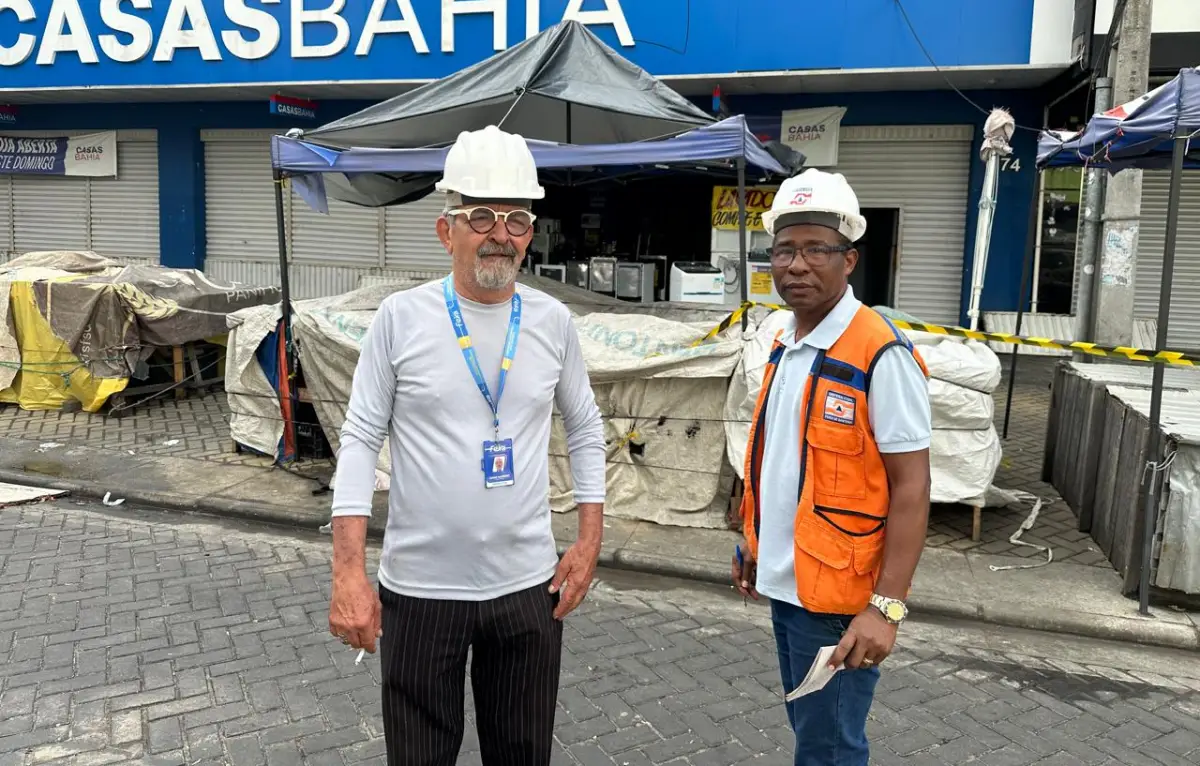 Bombeiros trabalham no rescaldo após incêndio atingir loja das Casas Bahia em Feira de Santana