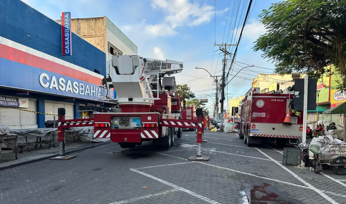 Bombeiros trabalham no rescaldo após incêndio atingir loja das Casas Bahia em Feira de Santana