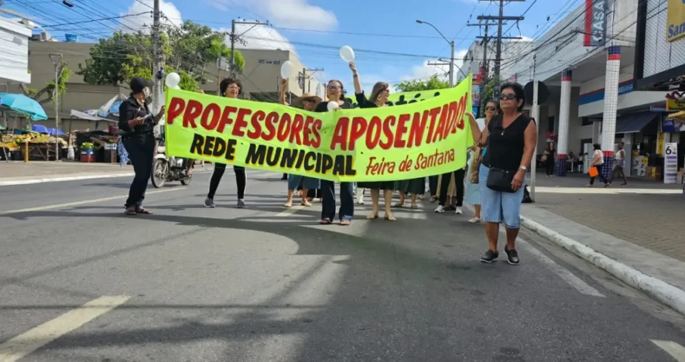 Professoras aposentadas realizam manifestação em Feira de Santana e cobram pagamento de precatórios