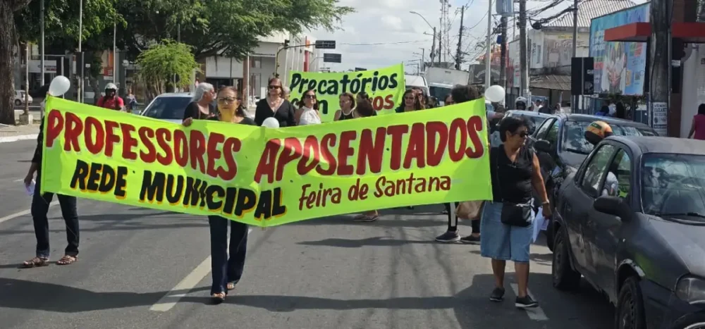 Professoras aposentadas realizam manifestação em Feira de Santana e cobram pagamento de precatórios
