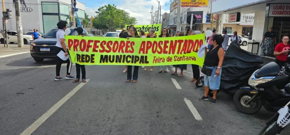 Professoras aposentadas realizam manifestação em Feira de Santana e cobram pagamento de precatórios