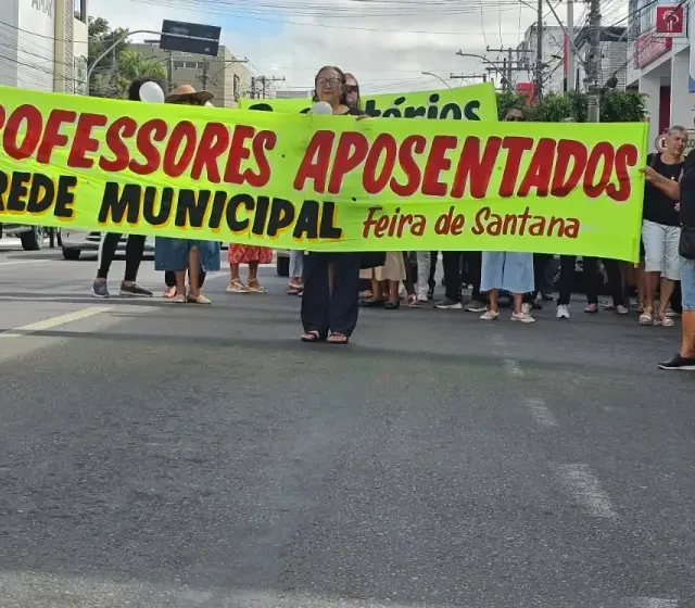 Professoras aposentadas realizam manifestação em Feira de Santana e cobram pagamento de precatórios