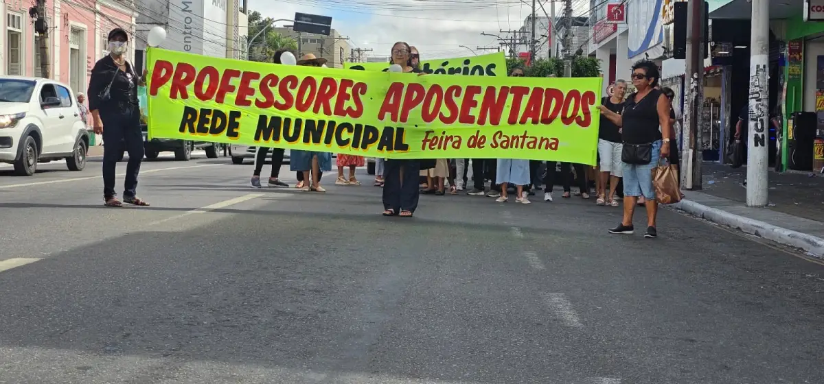Professoras aposentadas realizam manifestação em Feira de Santana e cobram pagamento de precatórios