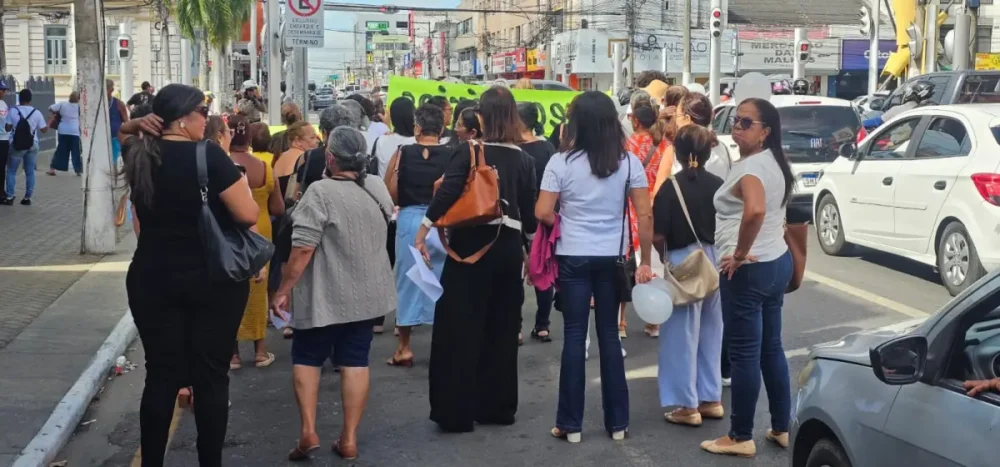 Professoras aposentadas realizam manifestação em Feira de Santana e cobram pagamento de precatórios