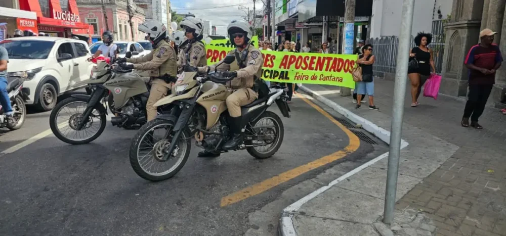 Professoras aposentadas realizam manifestação em Feira de Santana e cobram pagamento de precatórios