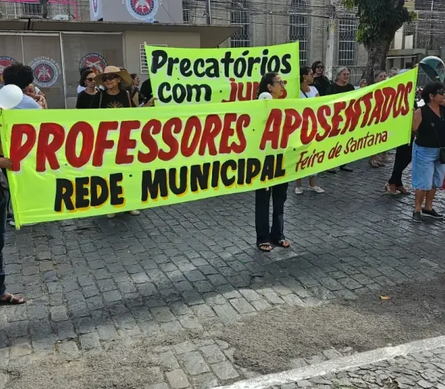 Professoras aposentadas realizam manifestação em Feira de Santana e cobram pagamento de precatórios