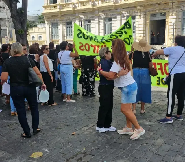 Professoras aposentadas realizam manifestação em Feira de Santana e cobram pagamento de precatórios