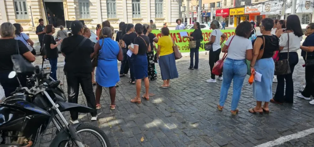 Professoras aposentadas realizam manifestação em Feira de Santana e cobram pagamento de precatórios