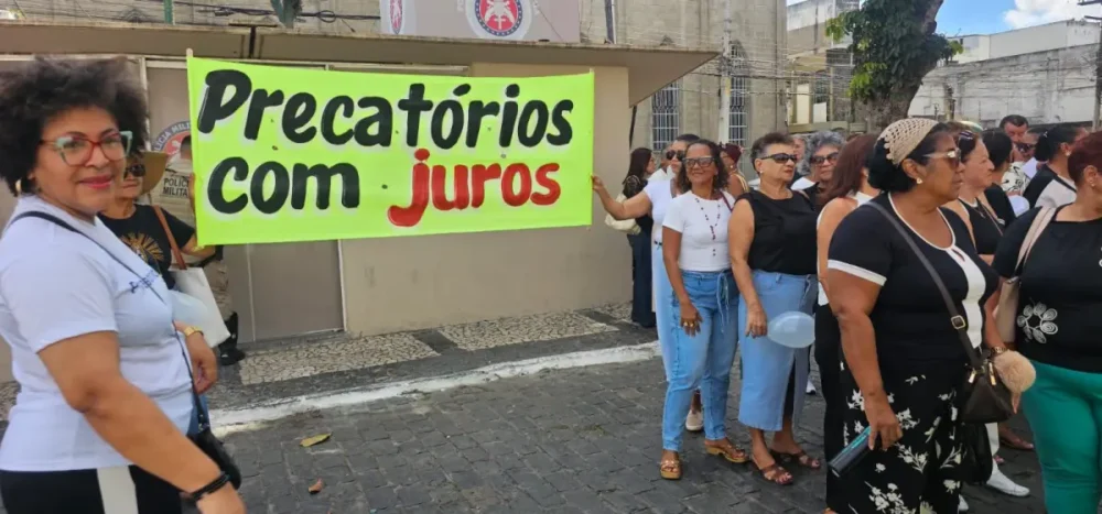 Professoras aposentadas realizam manifestação em Feira de Santana e cobram pagamento de precatórios