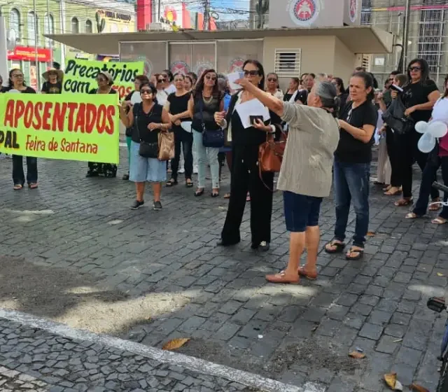 Professoras aposentadas realizam manifestação em Feira de Santana e cobram pagamento de precatórios