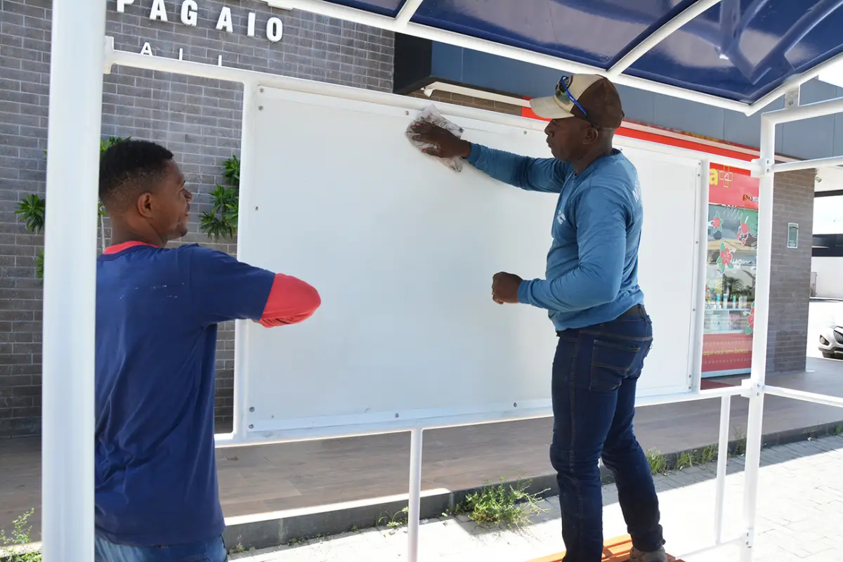 Prefeitura instala novos abrigos de ônibus com acessibilidade e tecnologia em Feira de Santana