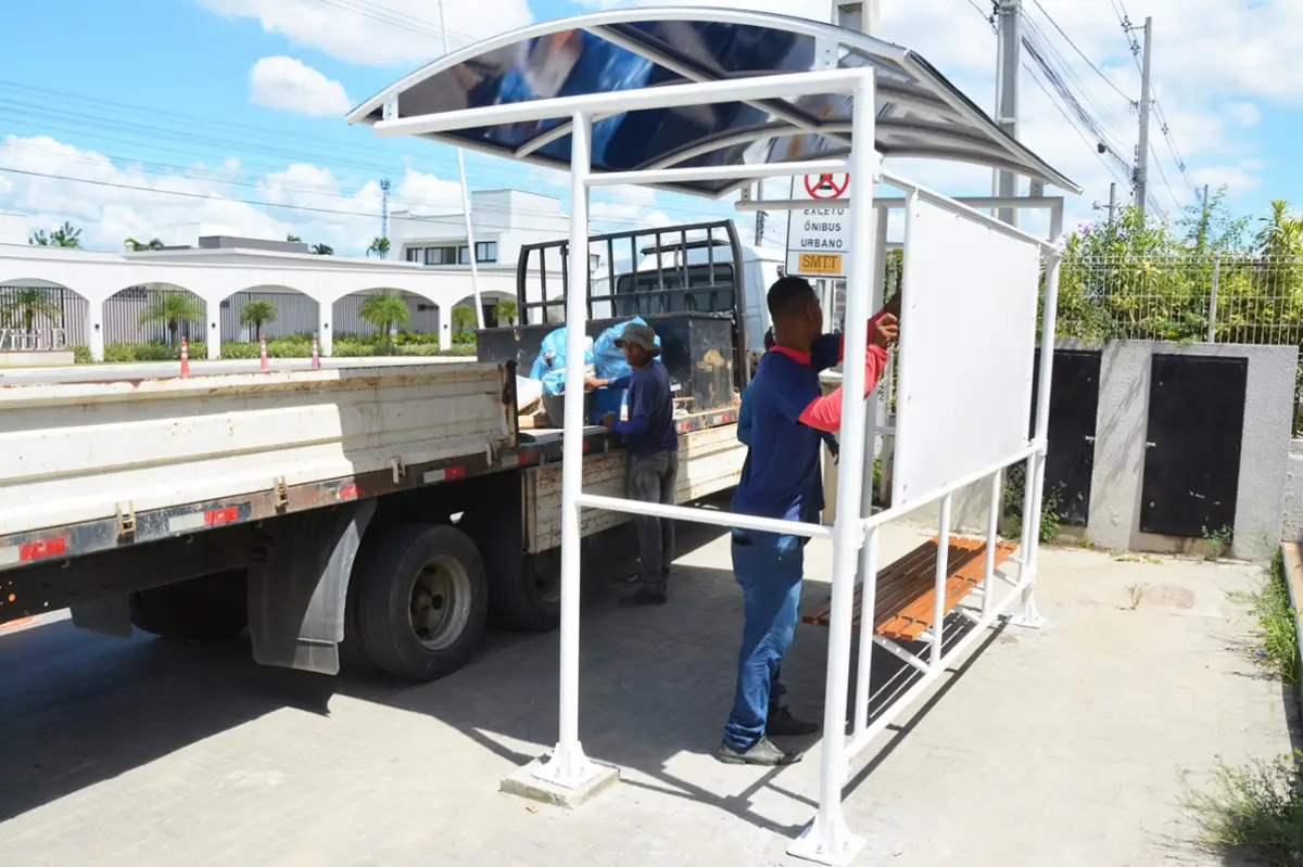 Prefeitura instala novos abrigos de ônibus com acessibilidade e tecnologia em Feira de Santana
