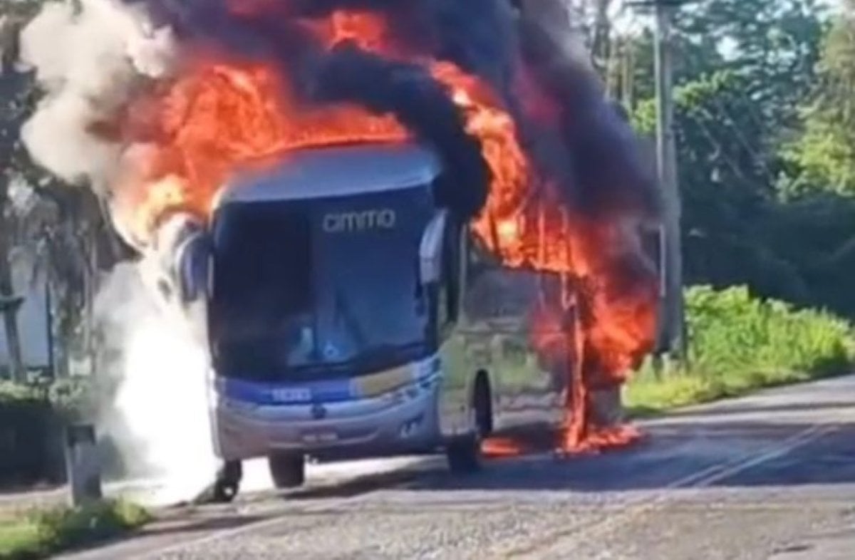 ônibus pega fogo