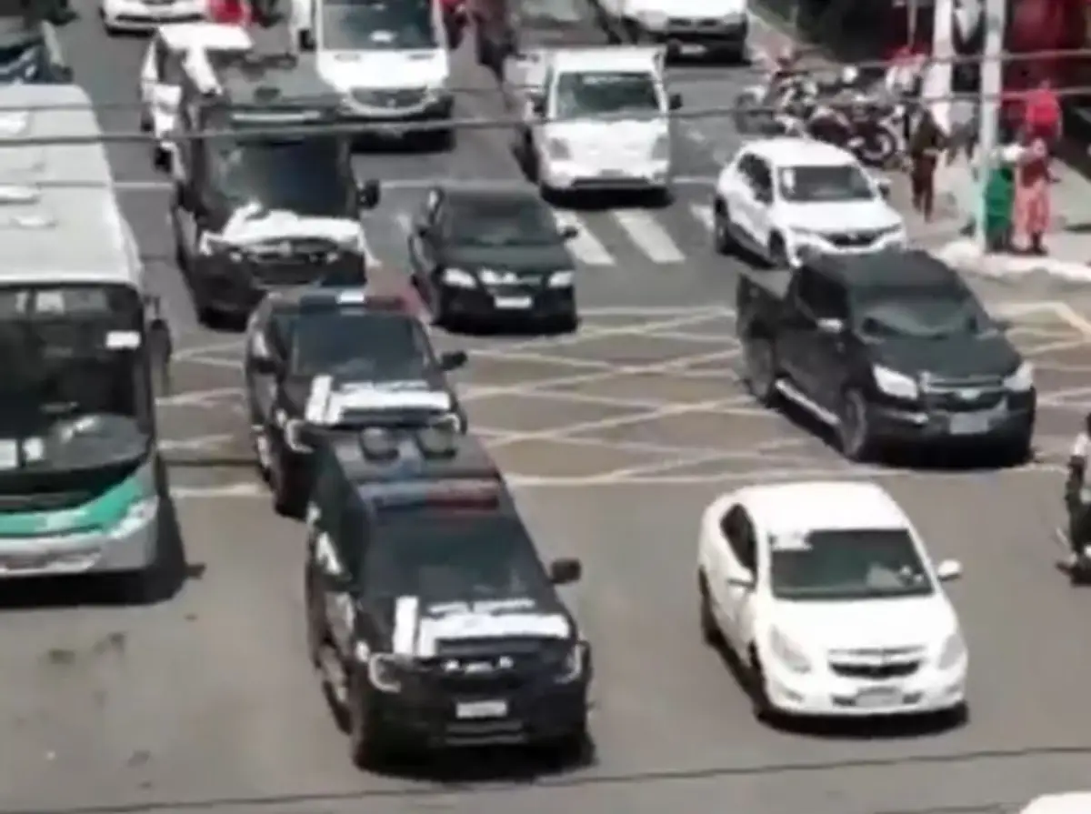 Nas ruas, policiais civis de todo estado prestam homenagem a investigador morto em Salvador