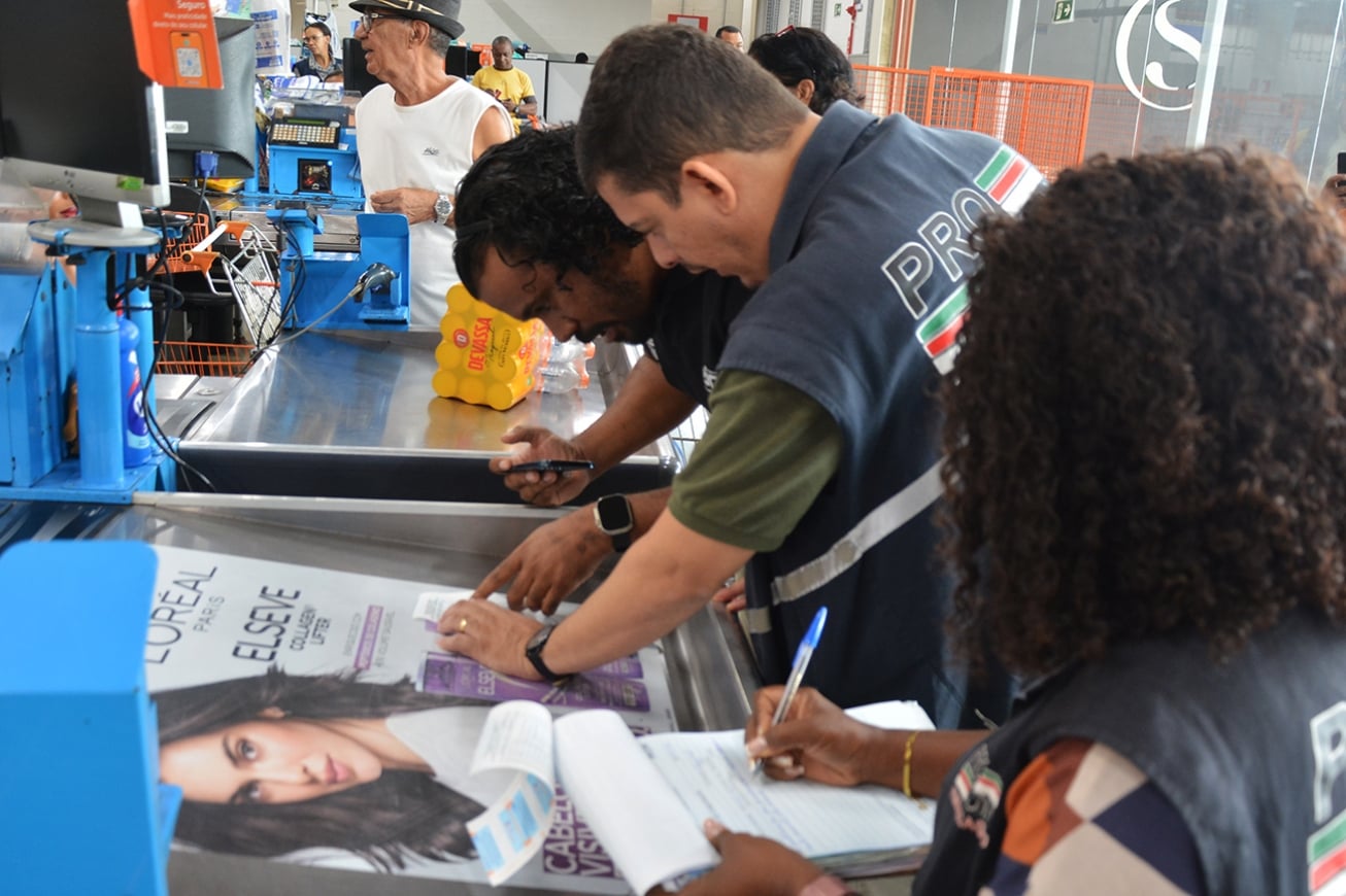 Procon autua três atacadistas por cobrança indevida de sacolas plásticas em Feira de Santana