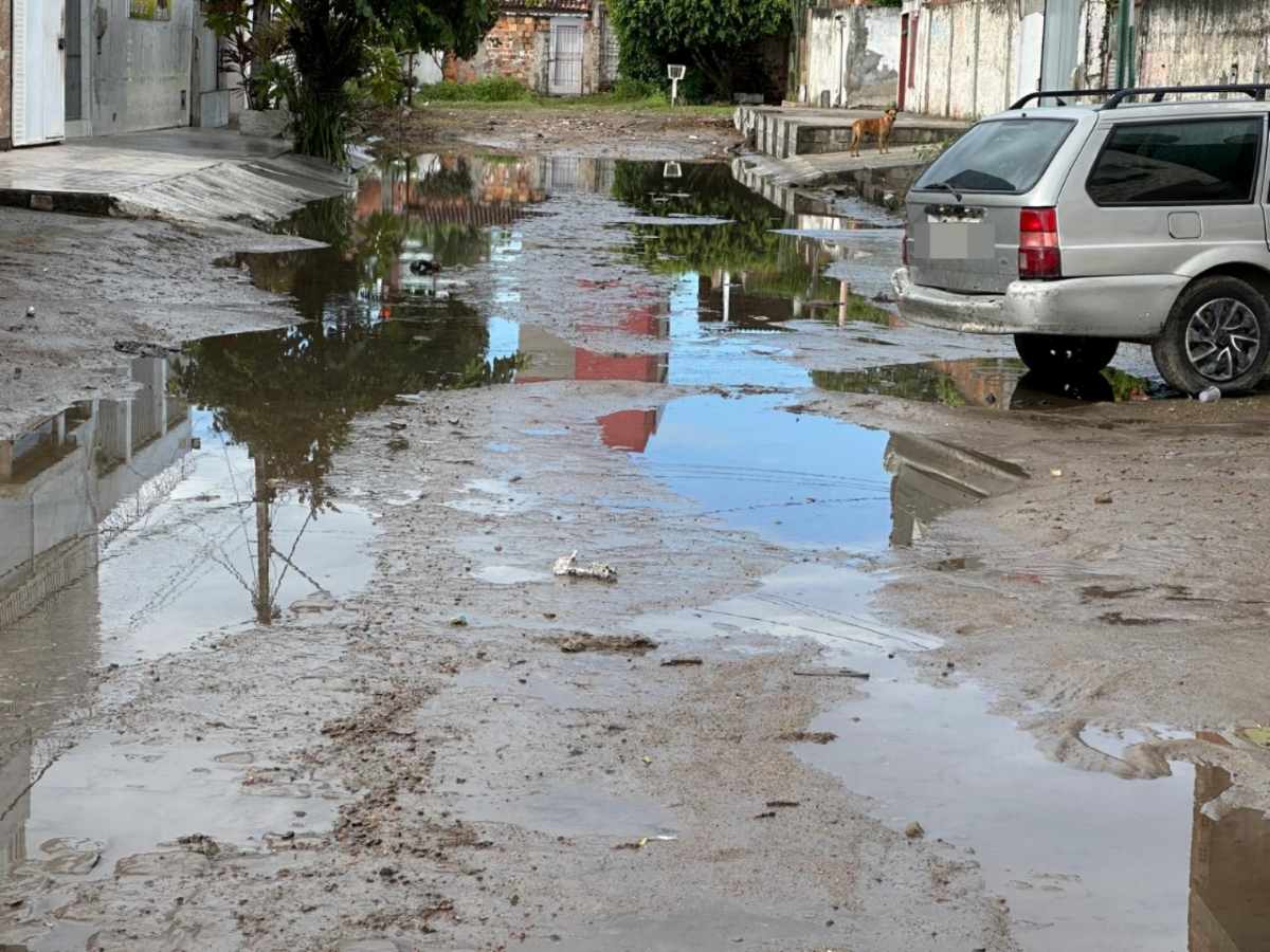 Chuvas provocam alagamentos em bairros de Feira de Santana e moradores pedem solução