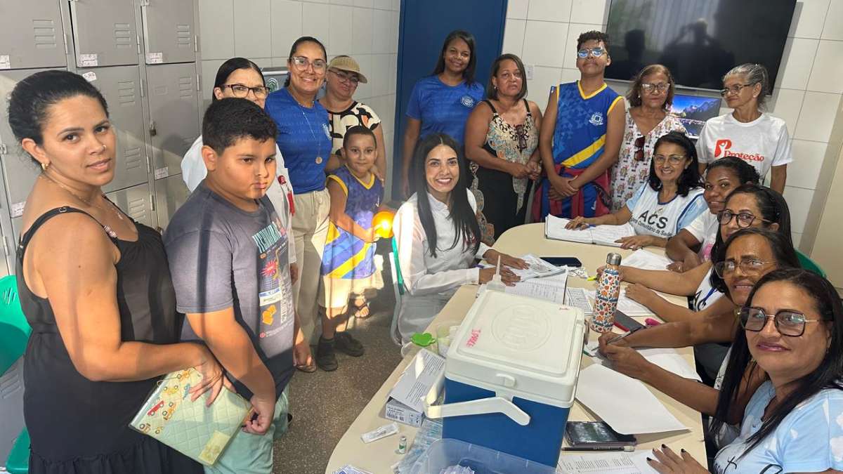 vacinação no Colégio Municipal Adenil da Costa Falcão