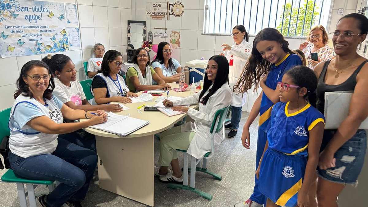 vacinação no Colégio Municipal Adenil da Costa Falcão