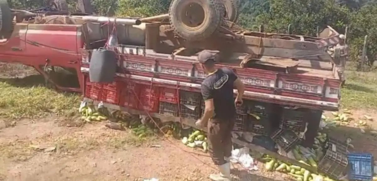 Caminhão carregado de verduras capota em estrada de Jaguaquara
