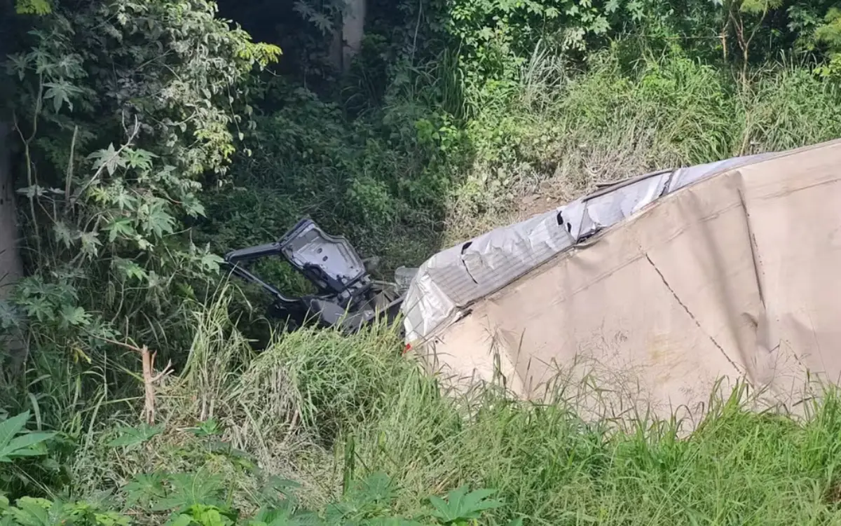 Caminhão despenca de ponte na BR-116 e motorista morre preso às ferragens
