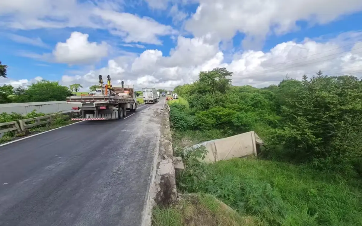 Caminhão despenca de ponte na BR-116 e motorista morre preso às ferragens