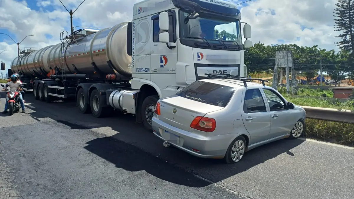 Acidente com caminhão carregado de combustível interdita trânsito na BR-324