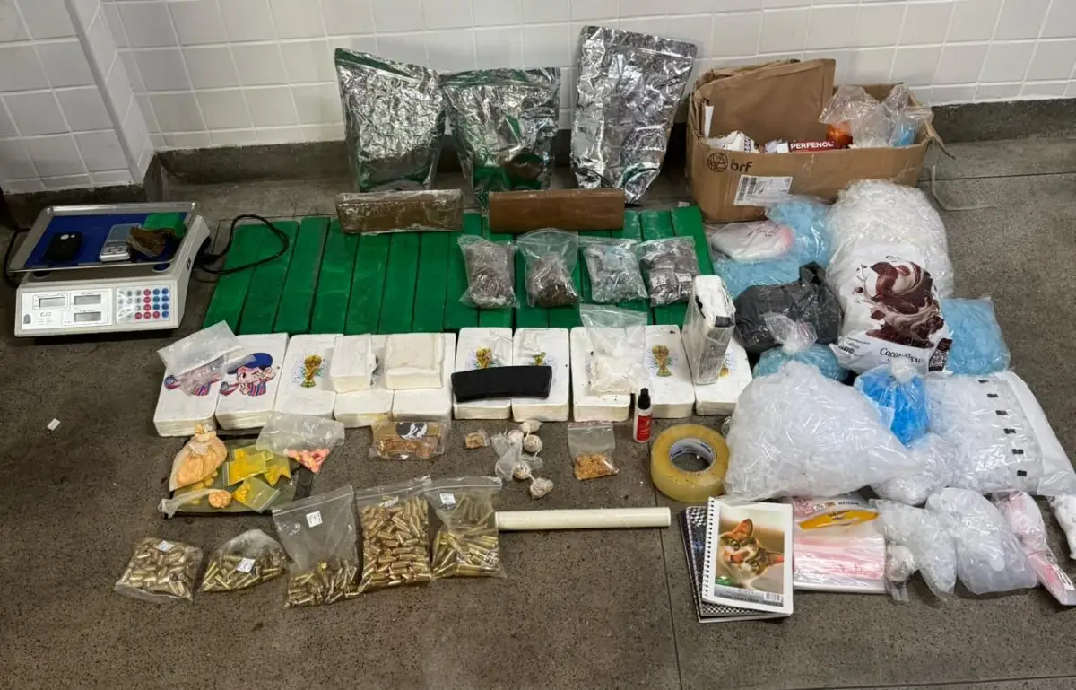 Polícia apreende grande quantidade de drogas e munições em residência de Feira de Santana