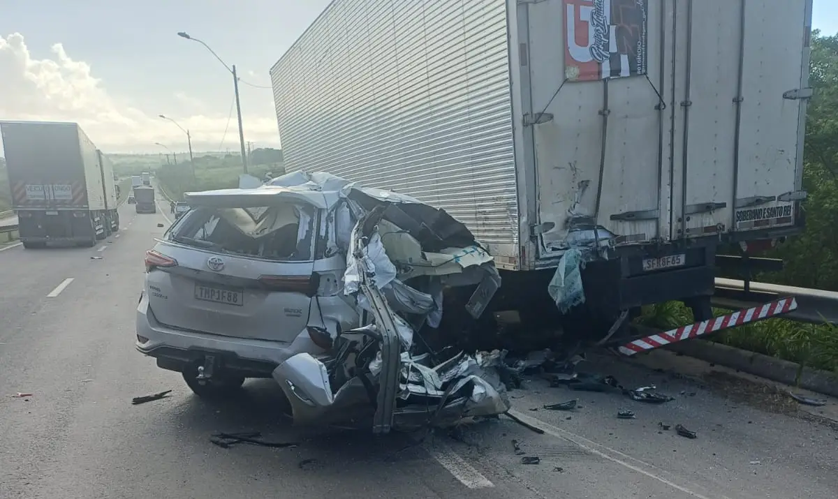 Colisão na BR-116 deixa uma pessoa morta e três feridas em Feira de Santana