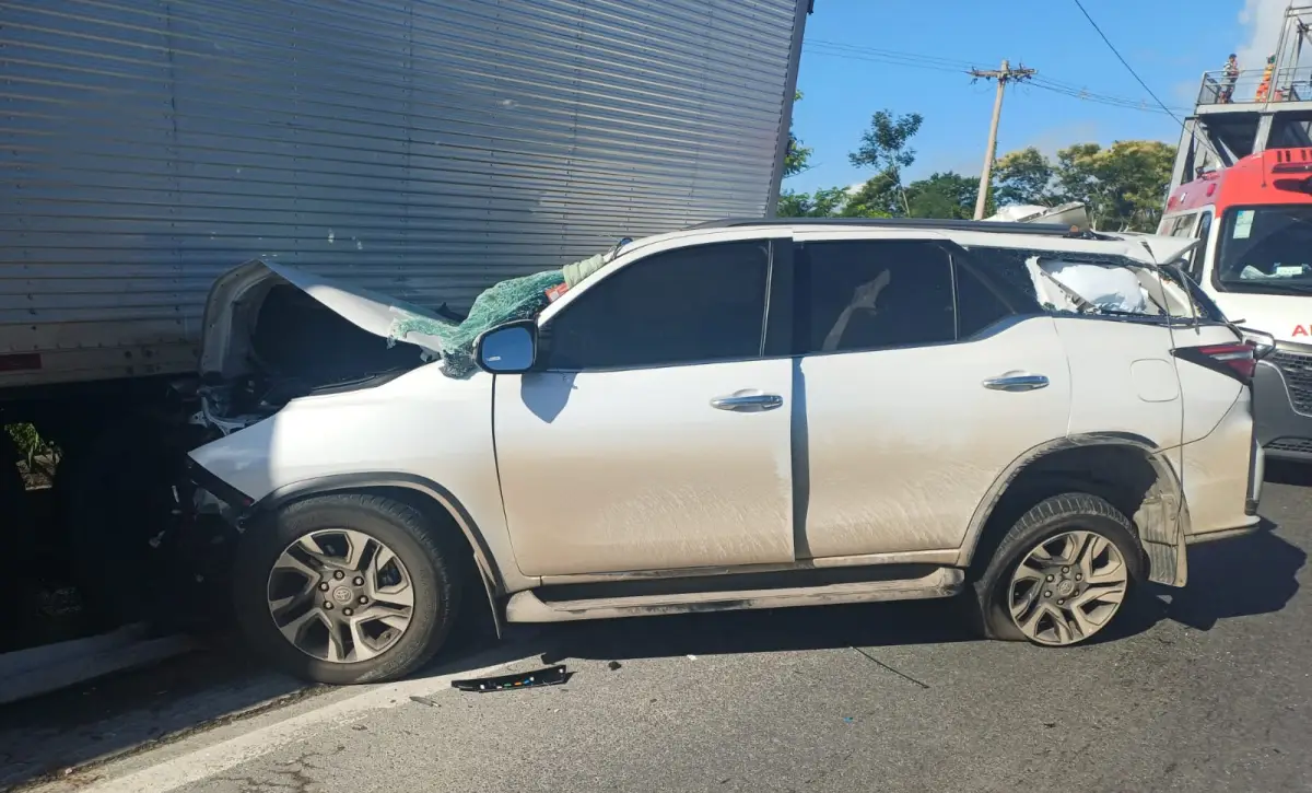 Colisão na BR-116 deixa uma pessoa morta e três feridas em Feira de Santana