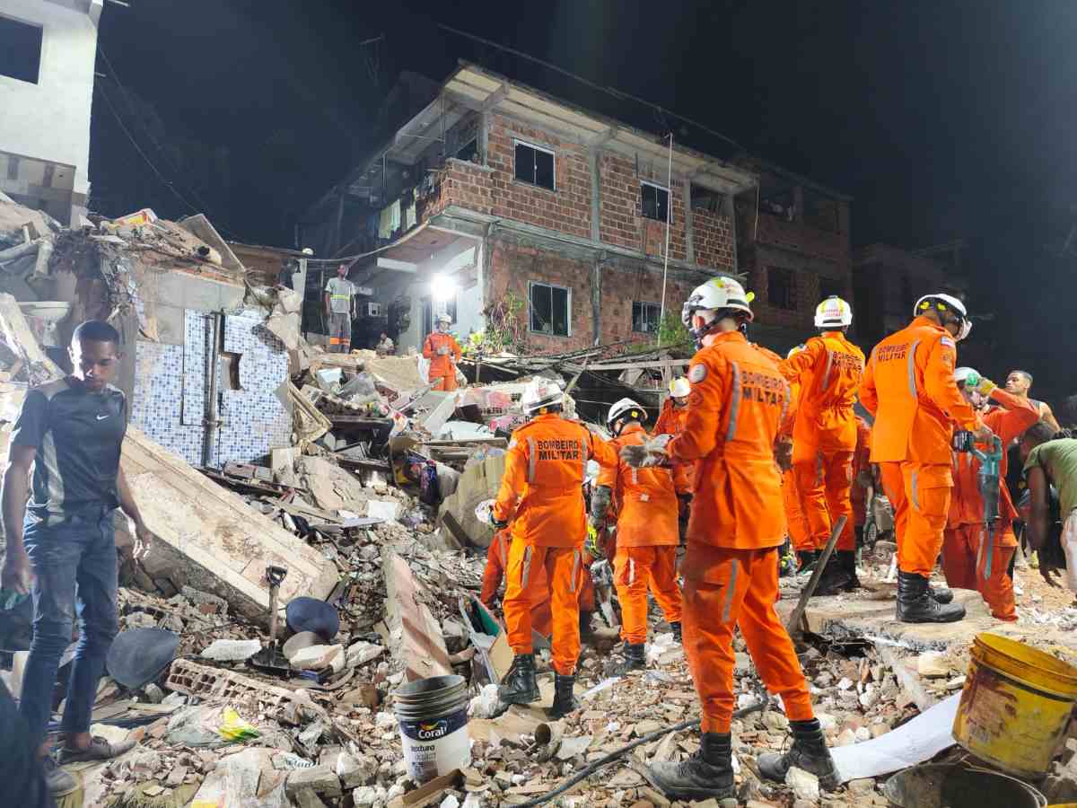 Bombeiros atuando após desabamento de imóvel em Salvador