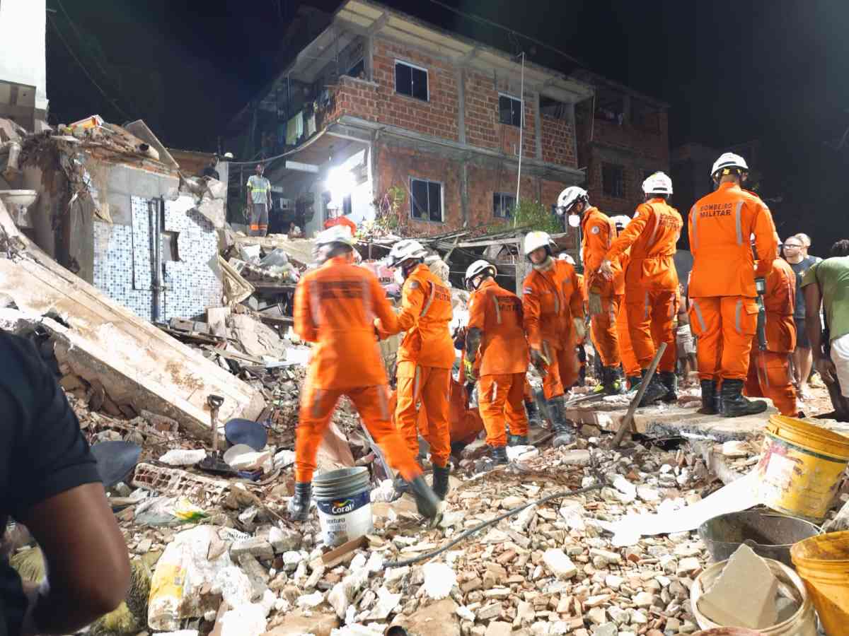 Bombeiros atuando após desabamento de imóvel em Salvador