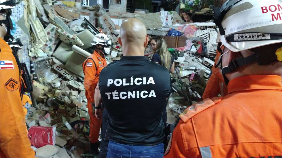 Bombeiros resgatam último corpo após desabamento de imóvel em Salvador