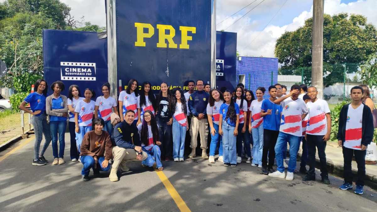 Carreta do Cinema Rodoviário chega a colégio de Feira de Santana com exibição de vídeos e palestras sobre perigos no trânsito