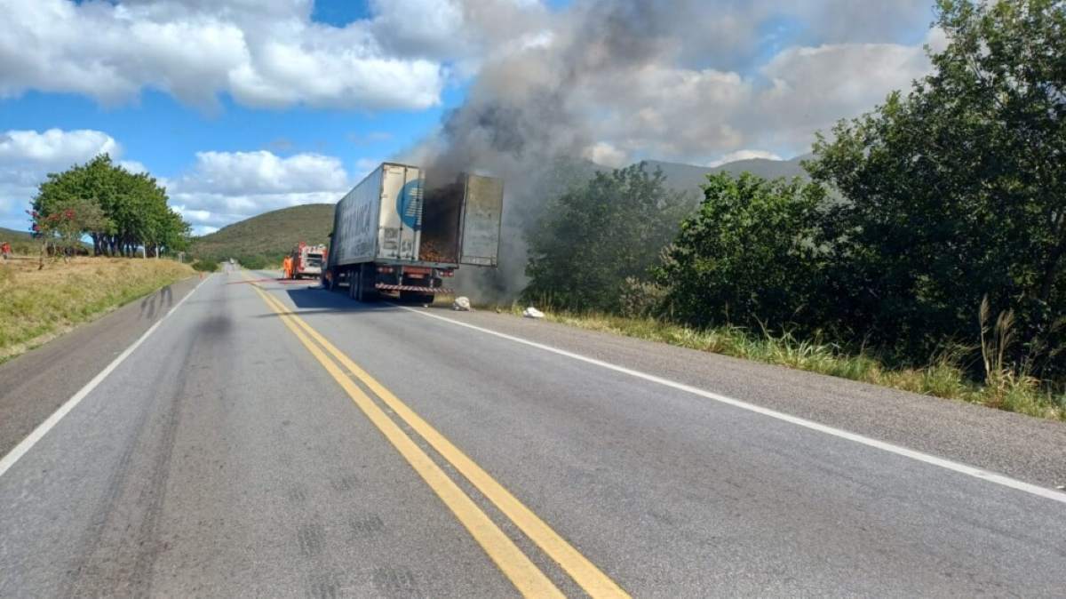 Carreta que transportava cocos pega fogo na BR-116