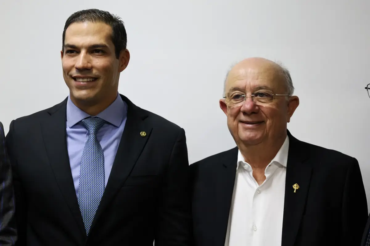 Gabriel Nunes recebe título de Cidadão Feirense na Câmara Municipal
