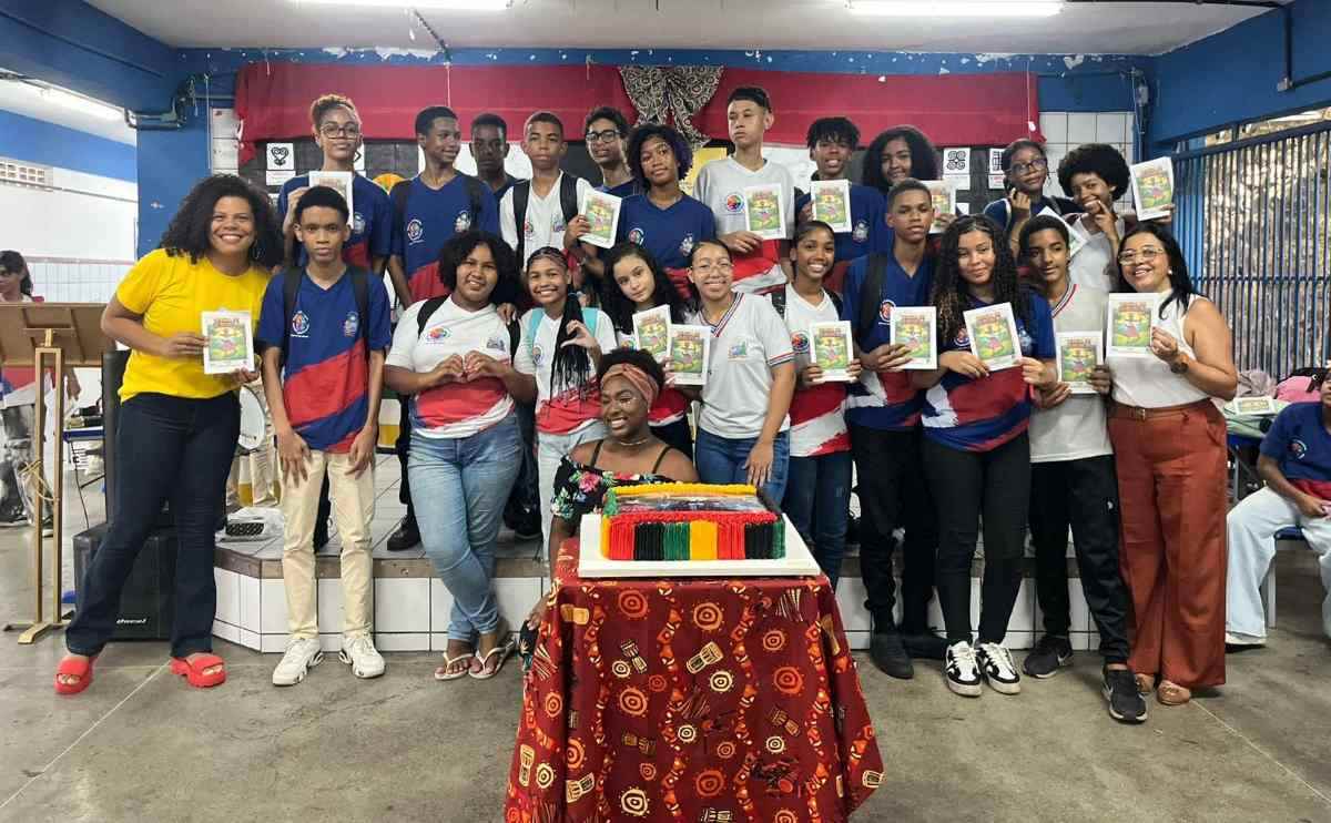 Estudantes lançam HQ sobre resistência negra e reforçam combate ao racismo nas escolas