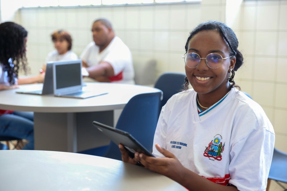 Estudantes da rede estadual têm acesso a quase 8 mil obras em tablets do governo da Bahia