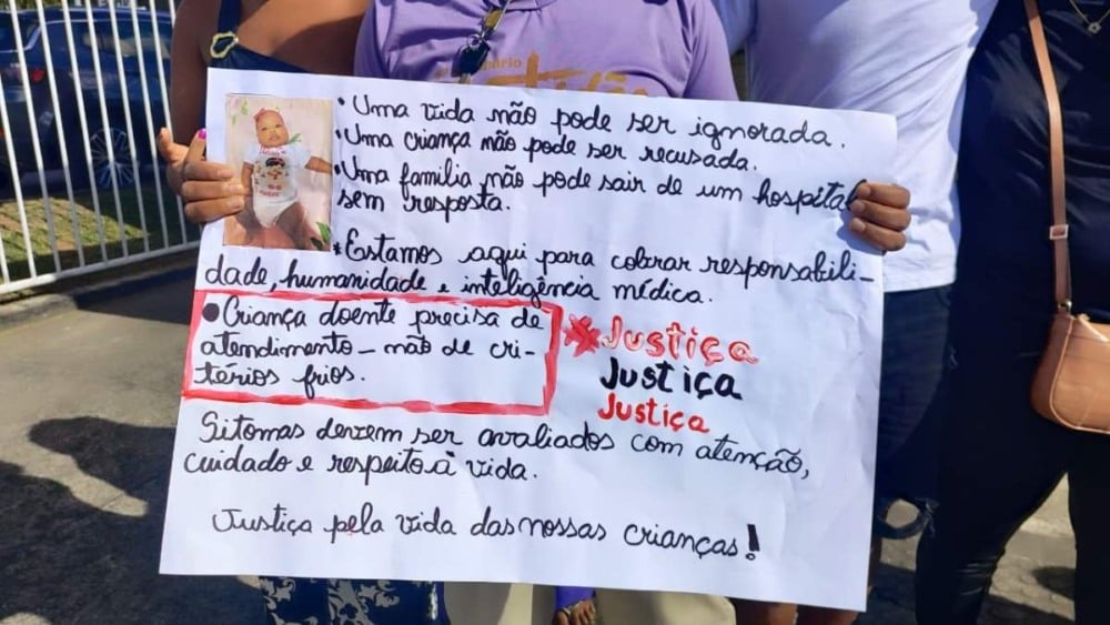 Família de bebê de três meses morta após cirurgia protesta no Hospital Estadual da Criança